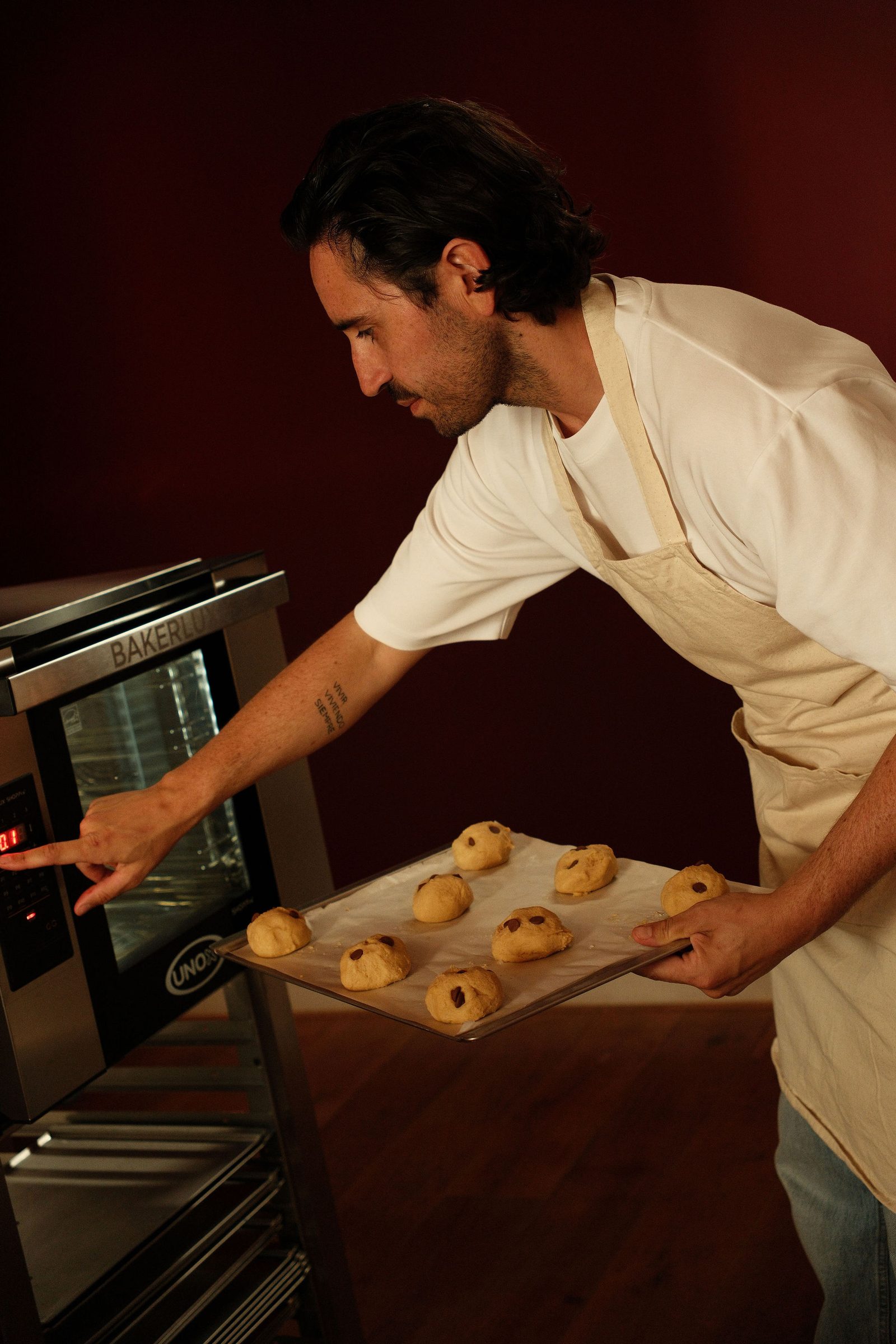 Dami bij de oven