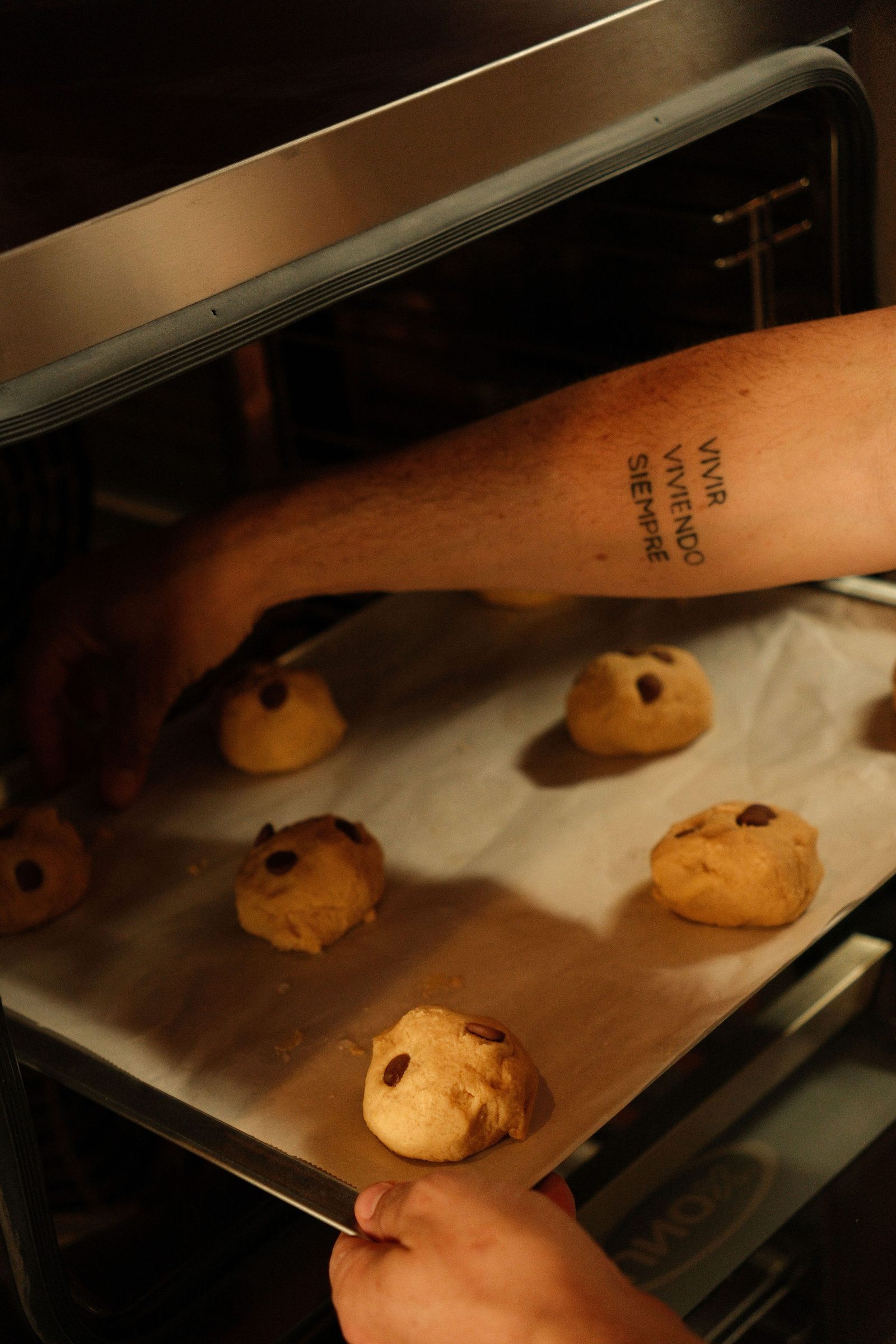 Versgebakken koeken in de oven